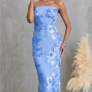 Elegant Strapless Light Blue Floral Appliqué Gown